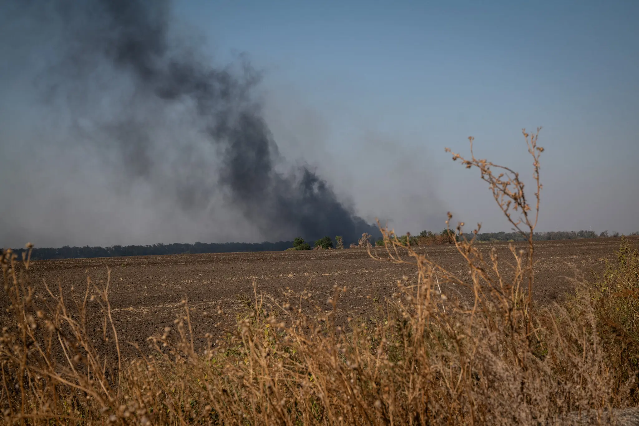 Стовп диму у вересні піднімався з-за лісу, де українські сили протистояли посиленню російських нападів поблизу Курахового.